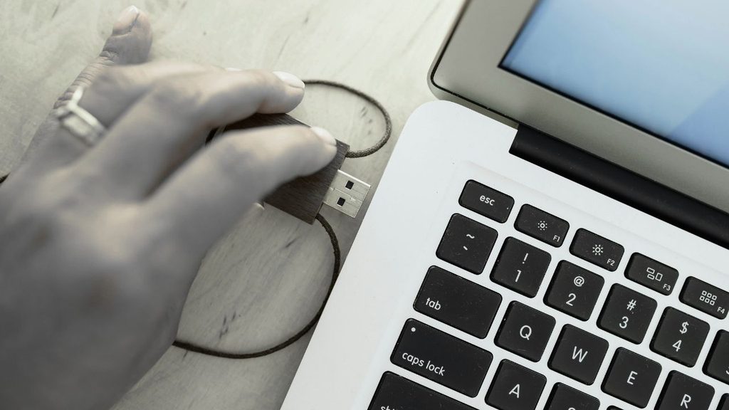 Set Your Computer to Boot from a USB Flash Drive [Windows & macOS]