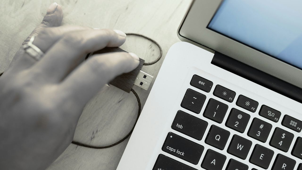 Set Your Computer to Boot from a USB Flash Drive [Windows & macOS]